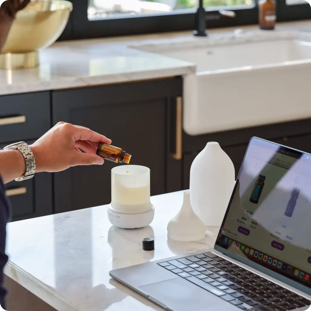 Illóolaj és diffúzor laptop mellett, otthoni munkakörnyezet