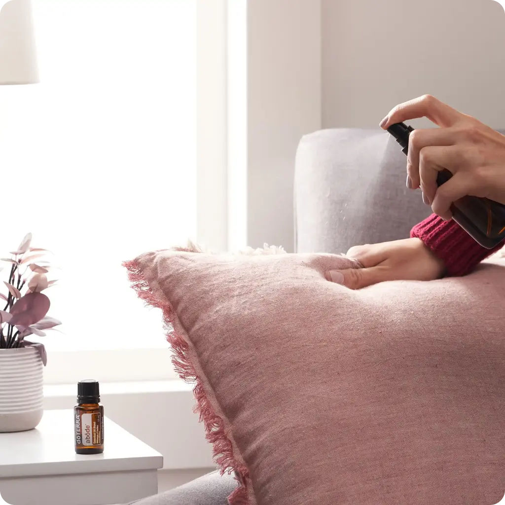 Spray használata illóolaj mellett, relaxálás a kanapén