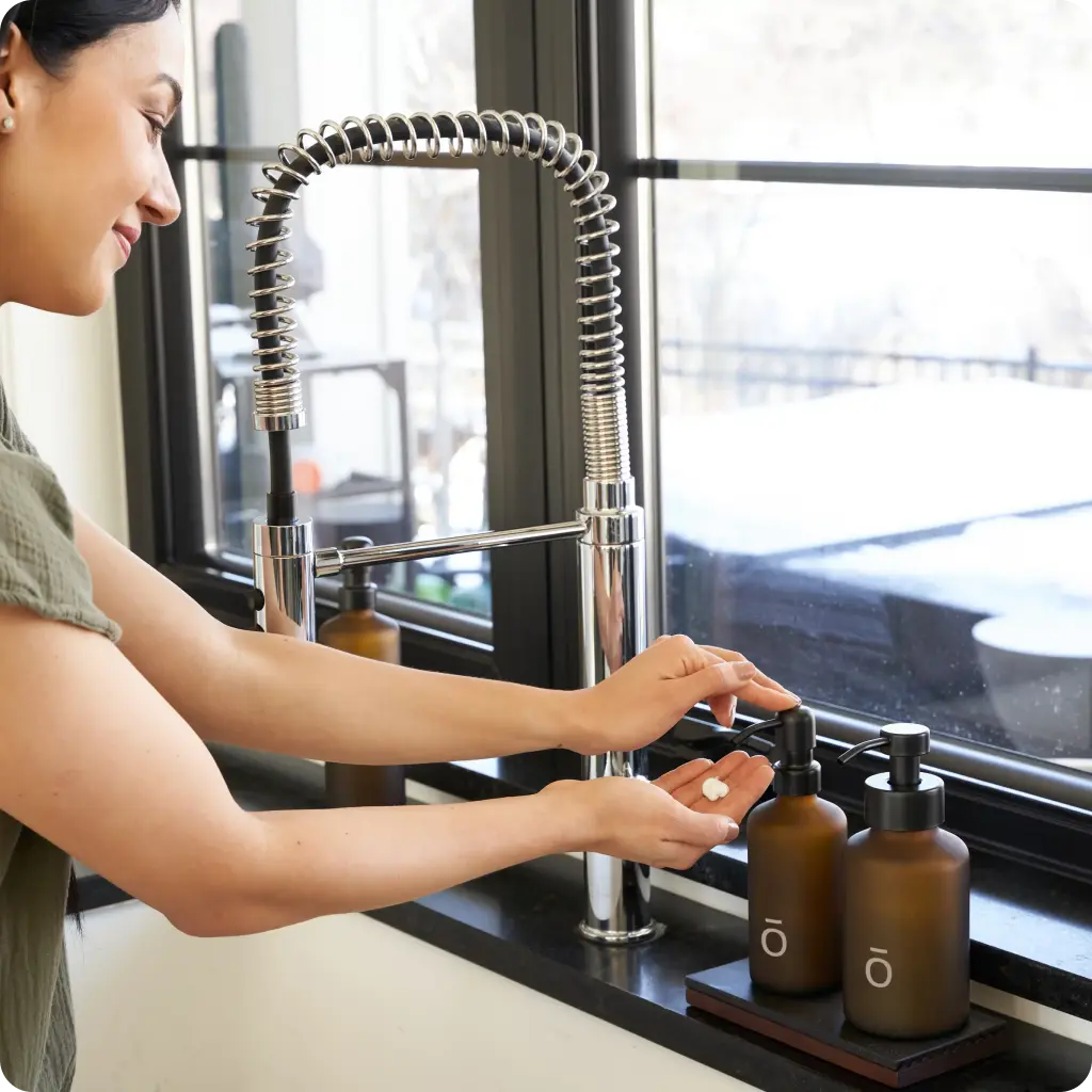 Illóolaj adagolása a mosogatónál, mindennapi használat a konyhában